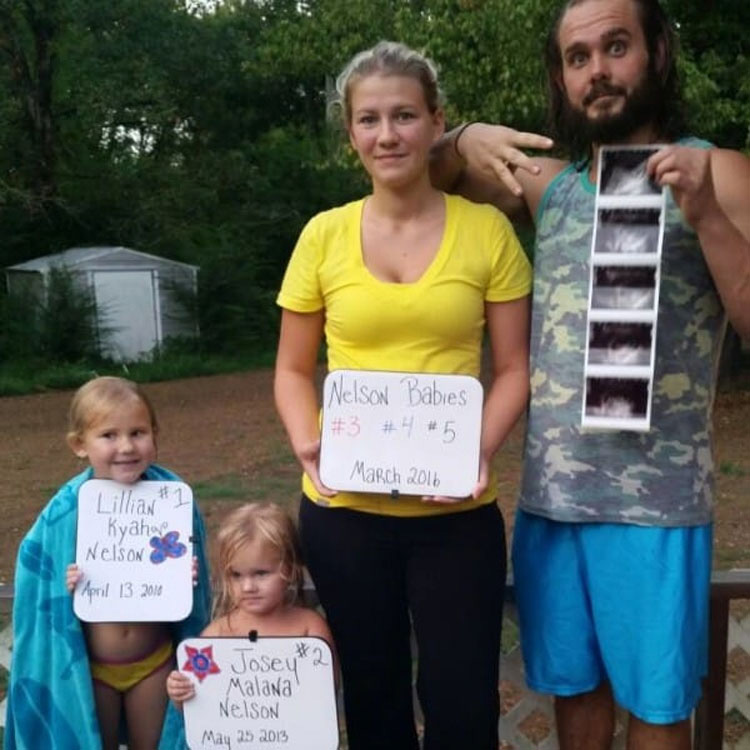 Mamá y papá posan para una foto. Pero notan algo extraño en las caras de sus bebés 1