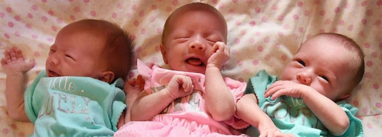 Mamá y papá posan para una foto. Pero notan algo extraño en las caras de sus bebés 4