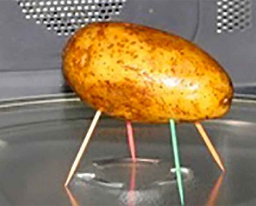 Pone 4 palillos en una patata. ¡Me hubiera gustado saber este truco ANTES! 2 Pone 4 palillos en una patata. Me hubiera gustado saber este truco ANTES