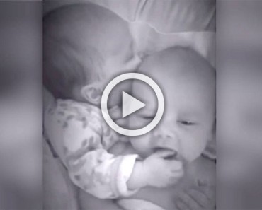Esta madre oye el llanto de su bebé, a continuación mira y ve a su gemelo hacer esto