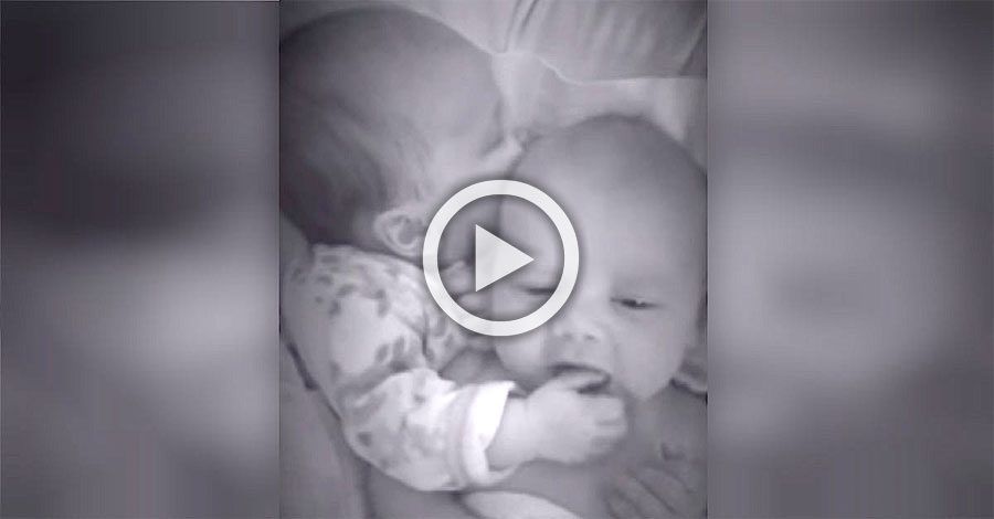 Esta madre oye el llanto de su bebé, a continuación mira y ve a su gemelo hacer esto