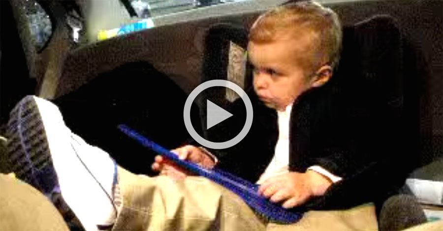 Papá pone una canción country mientras espera. Ahora mira lo que hace su pequeño... ¡increíble!