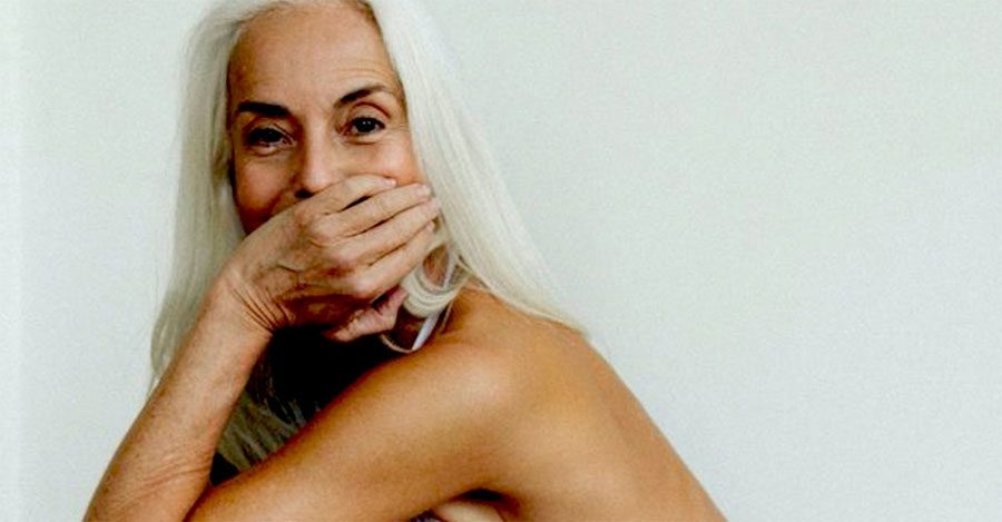 Esta modelo de 60 años de una campaña de bañadores destruye estereotipos referentes a la edad