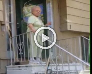 Querían ayudar a bajar a esta abuela de 88 años, pero entonces empezó la música...