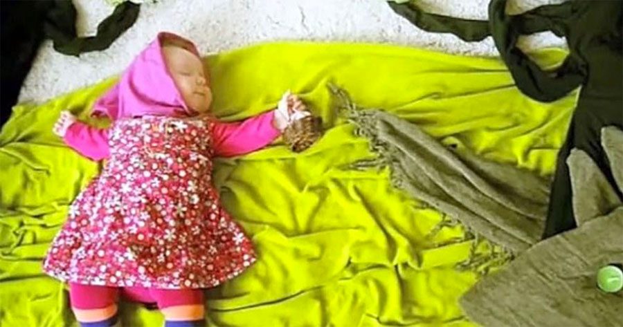 Su madre hace fotos a su bebé durmiendo. El vídeo resultante la dejó ASOMBRADA