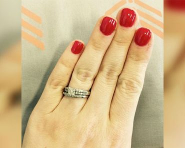 Fíjate bien en el anillo de boda de esta mujer. Se hizo viral por una razón inesperada