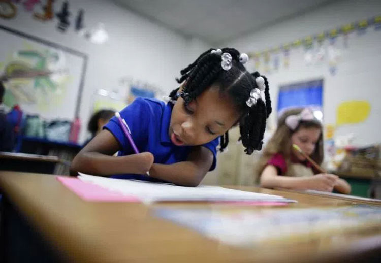 Esta niña de 7 años que nació sin manos gana una competición nacional de escritura a mano