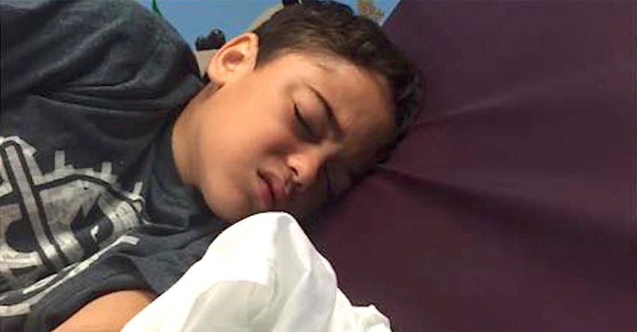 Su hijo estaba actuando de forma extraña, entonces su madre mira su frente y ve esto...