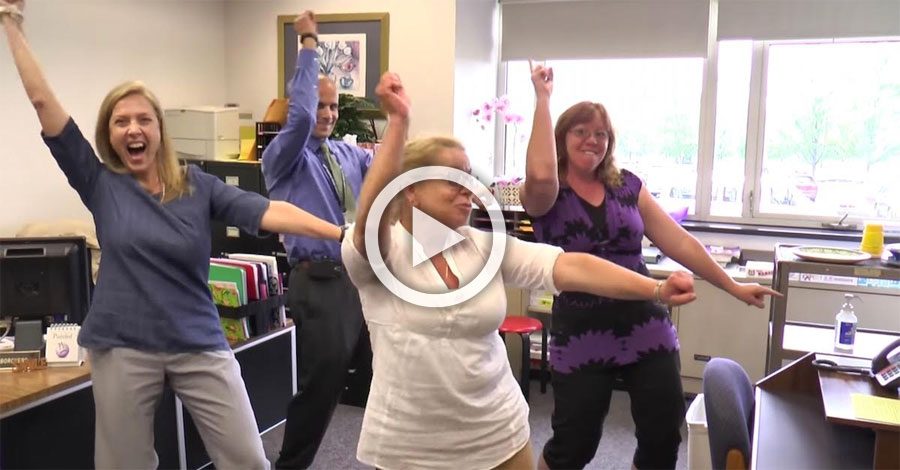 Estos profesores tienen una 'fiesta en la oficina', ahora mira cuando llegan sus estudiantes