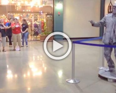 Este chico reta a una 'estatua' a una batalla de baile. Mira cómo acabó... 3 Este chico reta a una 'estatua' a una batalla de baile. Mira cómo acabó la batalla...