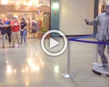 Este chico reta a una 'estatua' a una batalla de baile. Mira cómo acabó la batalla...