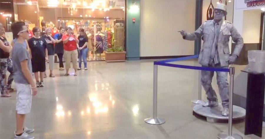 Este chico reta a una 'estatua' a una batalla de baile. Mira cómo acabó... 1