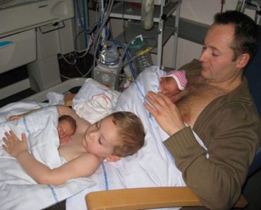 Todo el mundo está hablando de esta emotiva foto entre un padre, un hijo y los nuevos gemelos