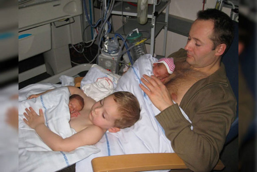 Todo el mundo está hablando de esta emotiva foto entre un padre, un hijo y los nuevos gemelos