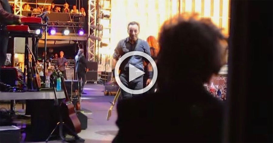 Bruce Springsteen ve a su madre de 90 años fuera del escenario. Ahora mira lo que hace...