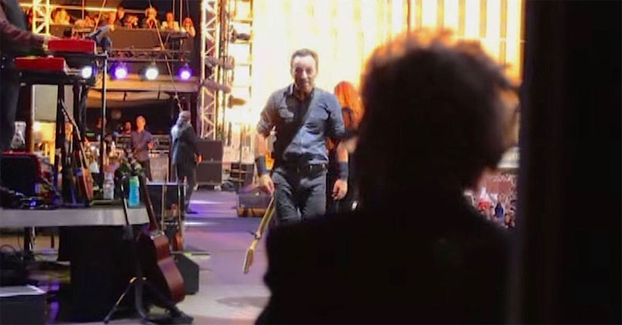 Bruce Springsteen ve a su madre de 90 años fuera del escenario. Ahora mira lo que hace...