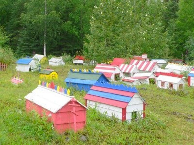 Parecen casas de juguete para niños... Pero la verdad es mucho más mórbida