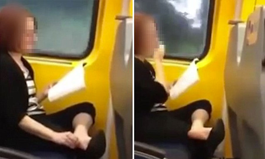 Esta mujer que viajaba en un tren fue capturada haciendo "esto" con su pie...