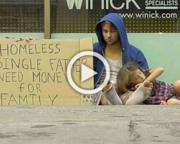 Este hombre sin hogar sostiene 2 carteles diferentes, mira a cual de ellos responde la gente más