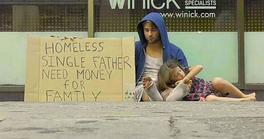 Este hombre sin hogar sostiene 2 carteles diferentes, mira a cual de ellos responde la gente más