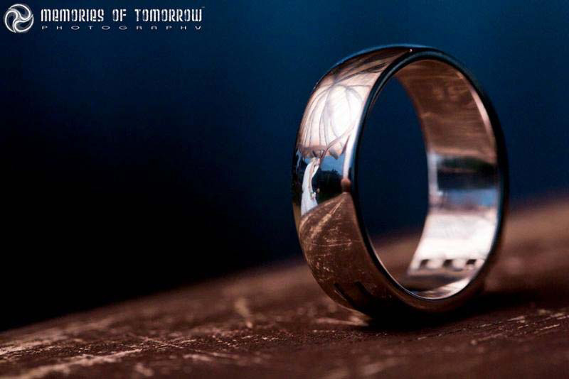 Toma una foto del anillo de bodas de una pareja. Lo que captura es absolutamente impresionante