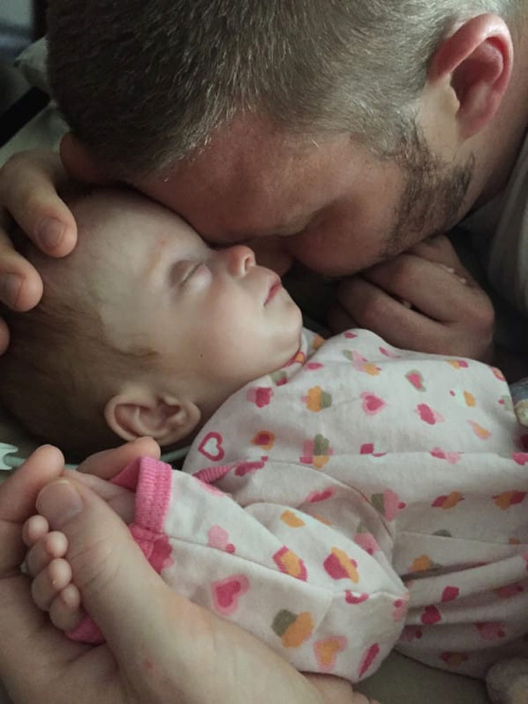 Esta pareja decidió adoptar un bebé, pero lo que encontraron en el hospital les dejó sin habla