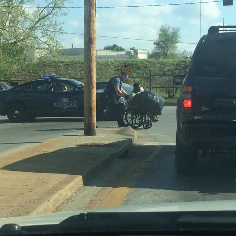 Este policía no sabía que estaba siendo filmado mientras hacía esto con éste hombre...