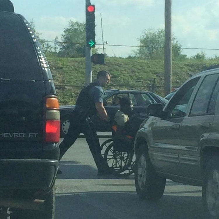 Este policía no sabía que estaba siendo filmado mientras hacía esto con éste hombre...