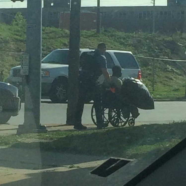 Este policía no sabía que estaba siendo filmado mientras hacía esto con éste hombre...