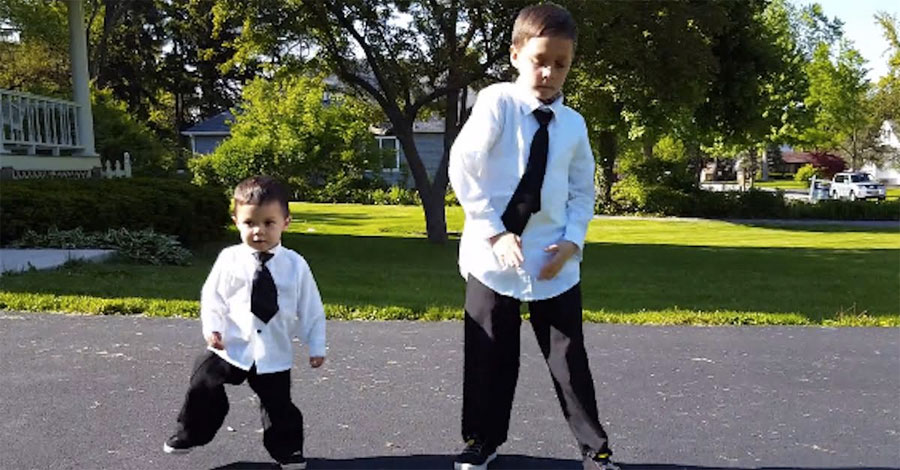 Papá comienza a grabar a sus hijos mientras bailan. ATENCIÓN a lo que hace el pequeño...