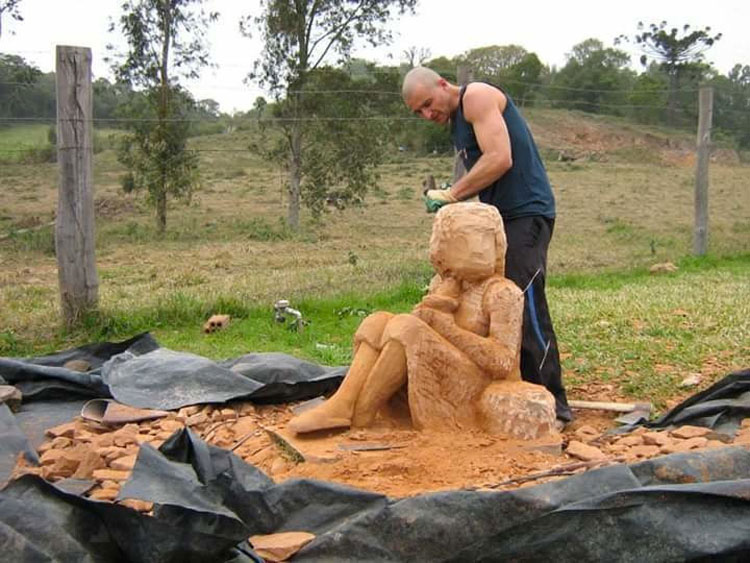 Este artista de talento convierte rocas en hermosas esculturas. Mira su obra más emotiva...