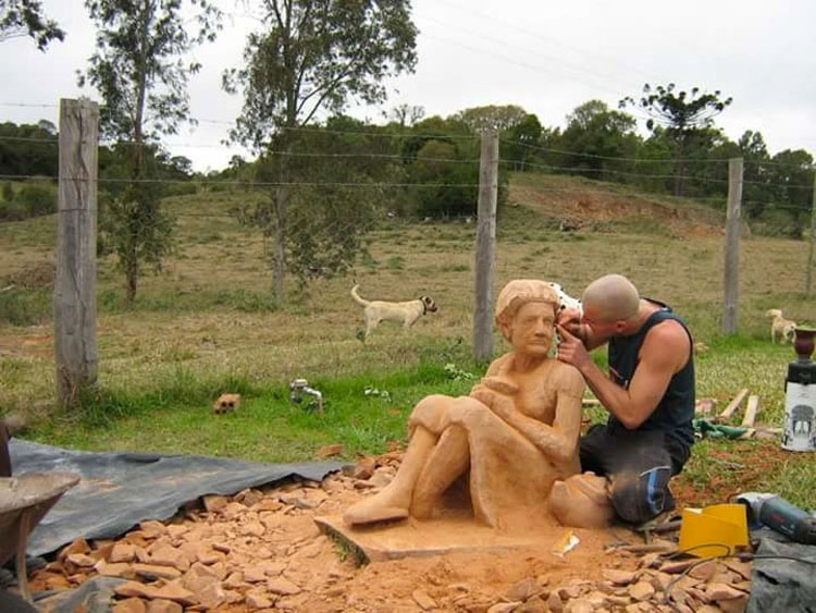 Este artista de talento convierte rocas en hermosas esculturas. Mira su obra más emotiva...