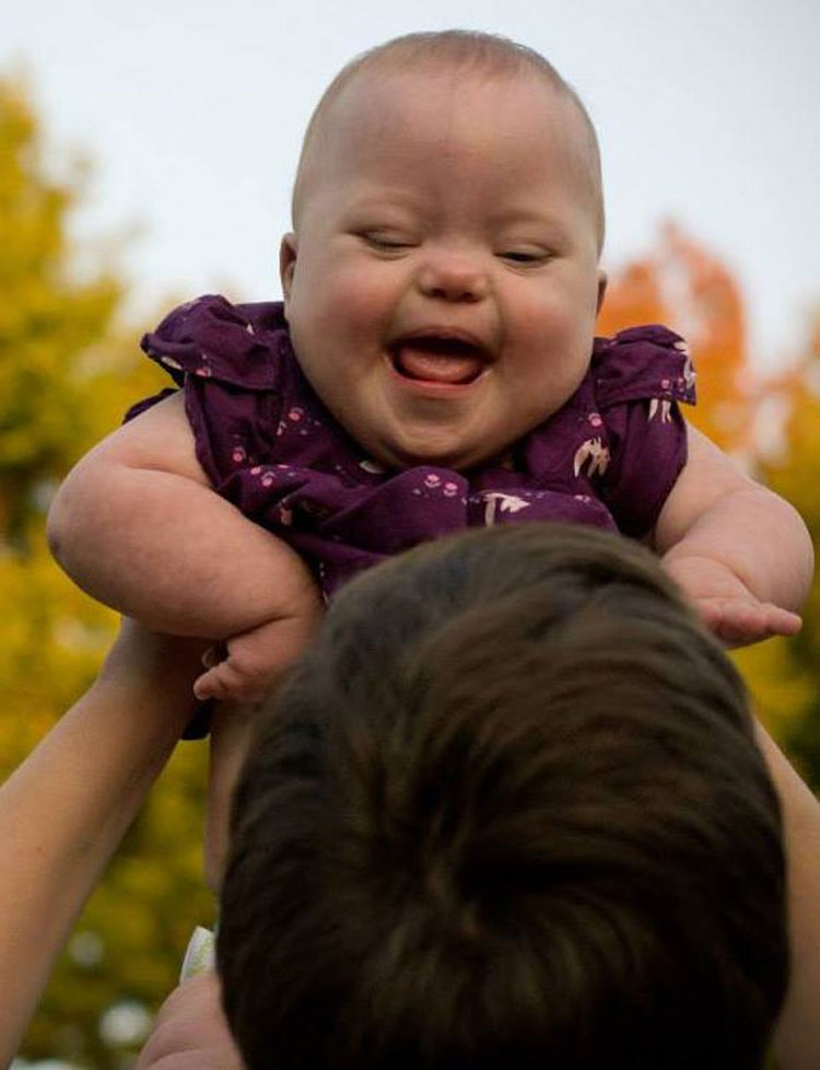 Una extraña la acusó de consentir a su bebé. La respuesta de esta mamá se ha hecho VIRAL