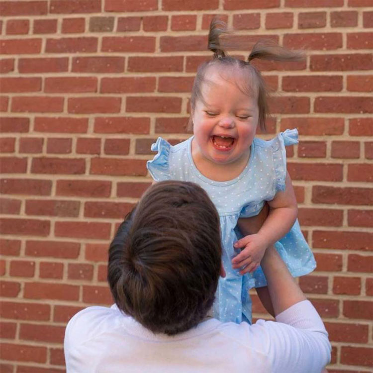 Una extraña la acusó de consentir a su bebé. La respuesta de esta mamá se ha hecho VIRAL