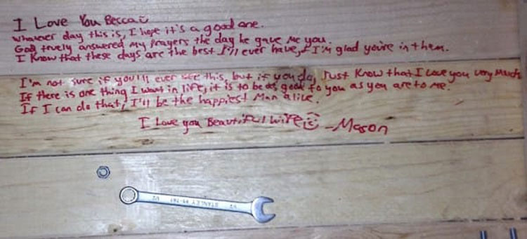 Su amado esposo murió. Días más tarde su hijo da la vuelta a una mesa y encuentra una nota escondida...