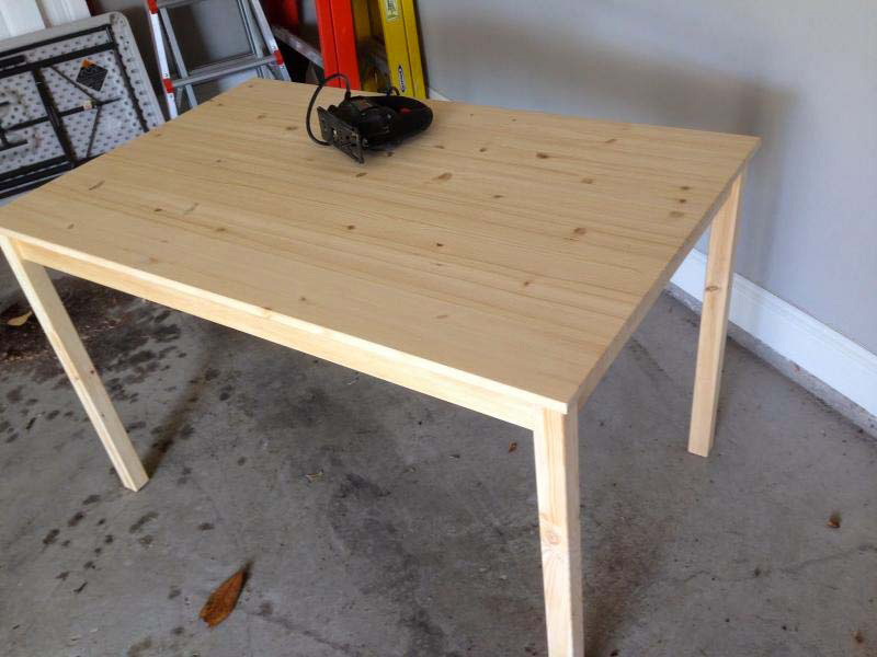 Compró una mesa de IKEA para la habitación de su hijo, pero hizo 2 agujeros para hacer ESTO
