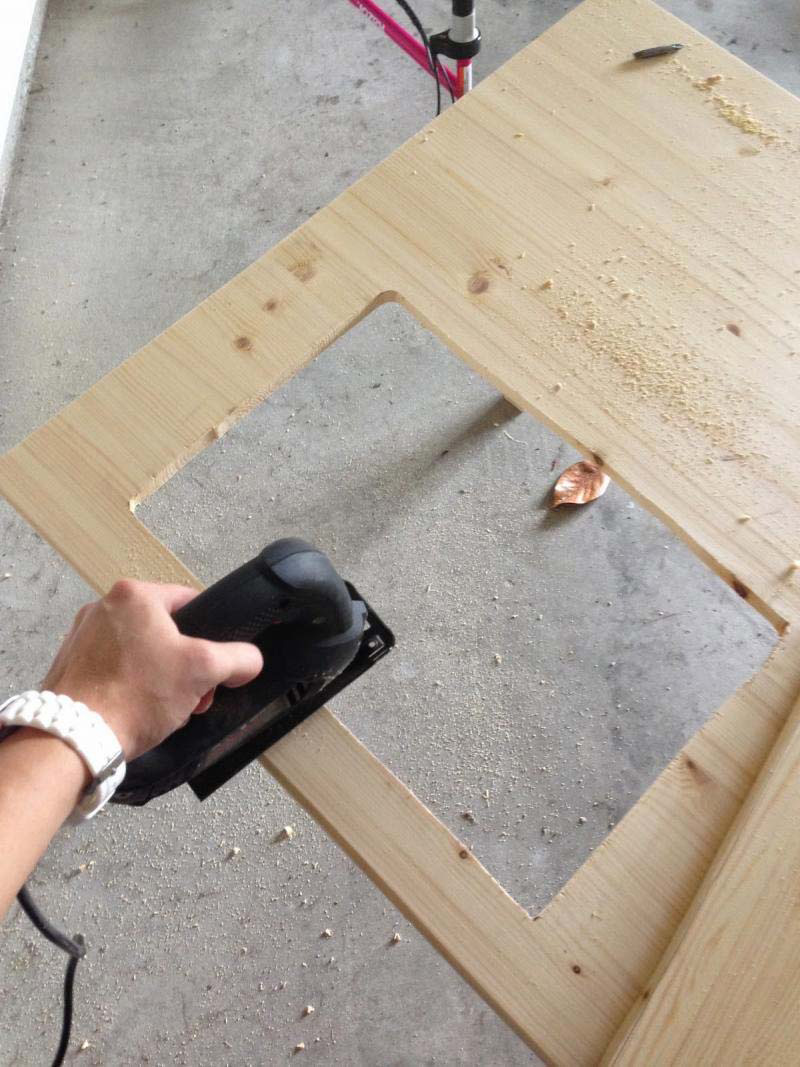 Compró una mesa de IKEA para la habitación de su hijo, pero hizo 2 agujeros para hacer ESTO