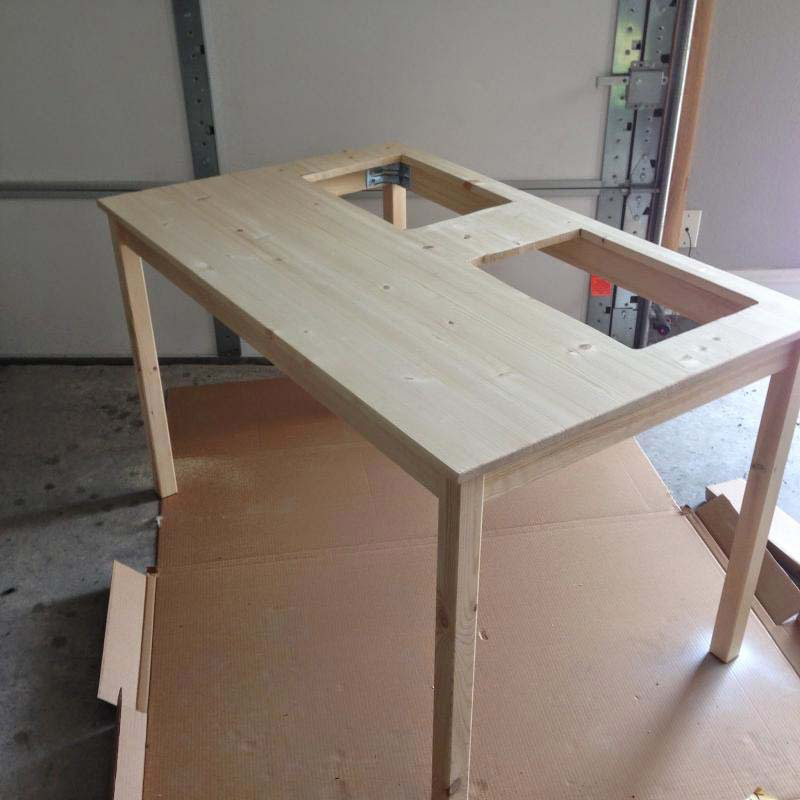 Compró una mesa de IKEA para la habitación de su hijo, pero hizo 2 agujeros para hacer ESTO