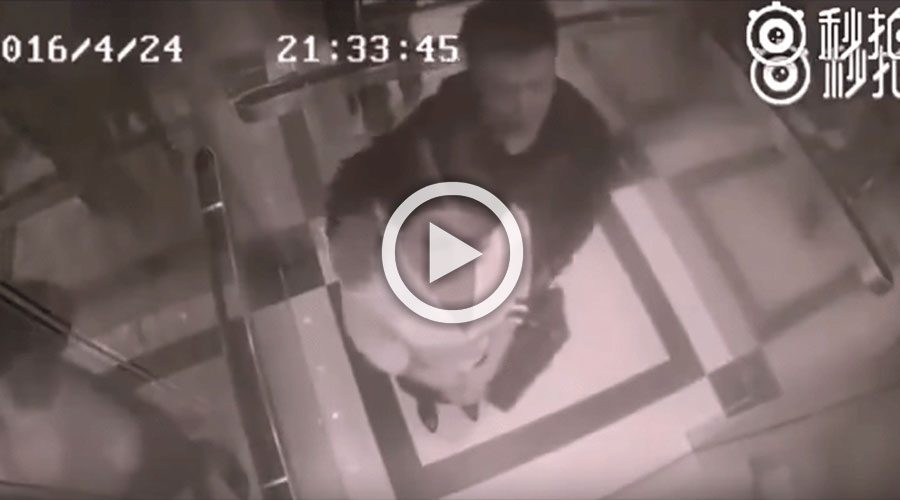Un hombre acosa a una mujer en un ascensor. La cámara de vigilancia captó esto...