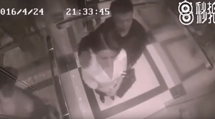 Un hombre acosa a una mujer en un ascensor. La cámara de vigilancia captó esto... 1