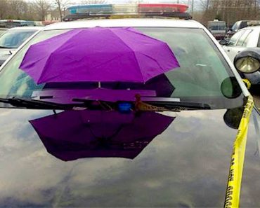 Agentes de policía ponen un paraguas morado en su vehículo por una SORPRENDENTE razón