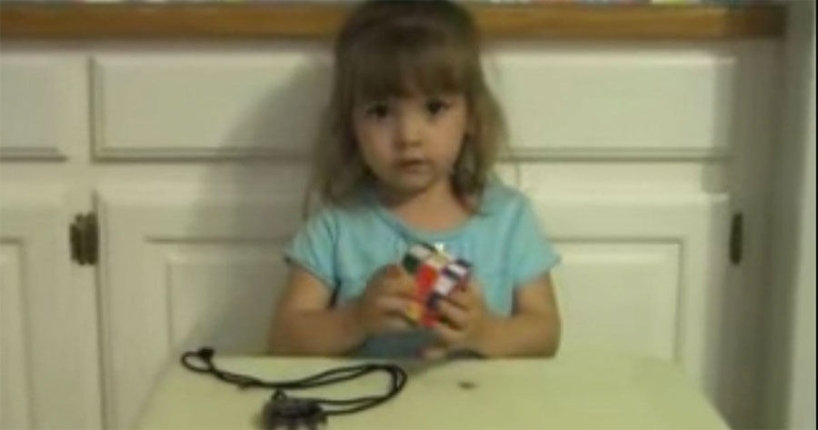 Este padre da a su pequeña hija un cubo de Rubik. Momentos después, la familia entera se queda ASOMBRADA 1