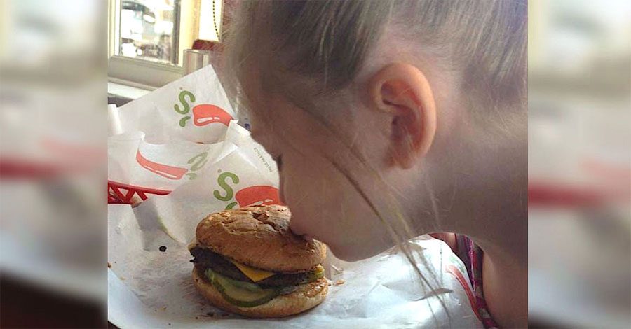 Una niña actua de forma extraña en un restaurante y la camarera reacciona ASÍ. Maravilloso 5 Una niña actua de forma extraña en un restaurante y la camarera reacciona ASÍ. Maravilloso