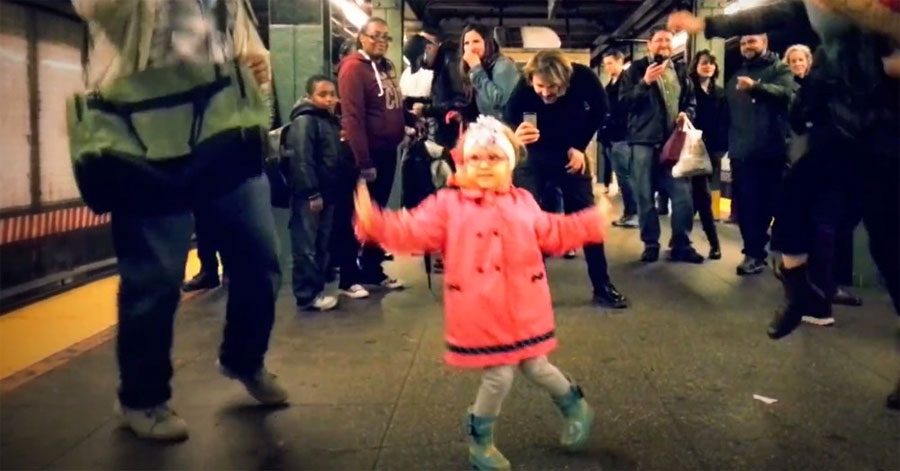 Mira como esta adorable niña contagió su alegría en el metro en un vídeo que se hizo viral