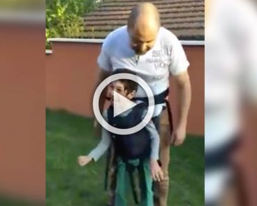 Su hijo paralizado no puede caminar, su padre hizo algo increíble. Mira la reacción del niño