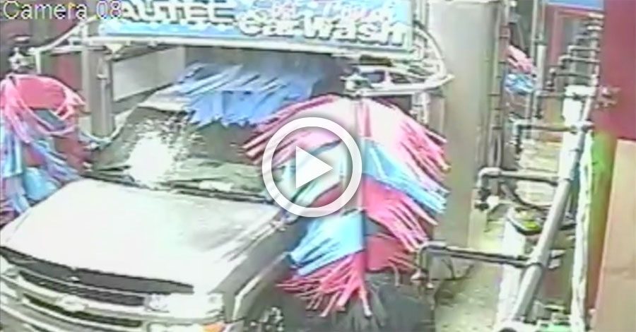 Cámara de seguridad graba esto durante el lavado de un vehículo. Ahora ATENCIÓN a la puerta del conductor