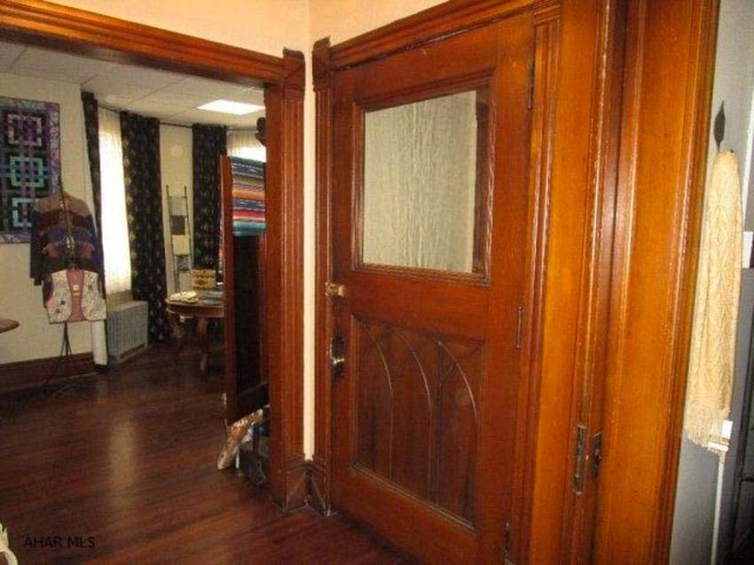 Esta enorme y hermosa casa se vende muy barata. La razón es escalofriante...