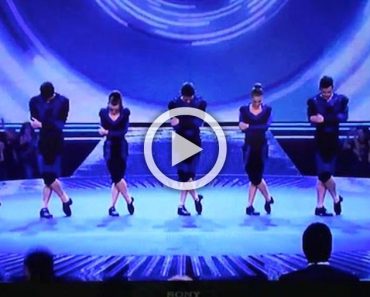 Se presentan a un concurso de baile con una versión moderna de un baile clásico. Y sucedió esto 1 Se presentan a un concurso de baile con una versión moderna de un baile clásico. Y sucedió esto