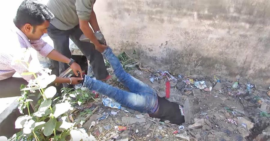 Lo agarran de las piernas para empujarlo en un agujero. ATENCIÓN a cuando lo sacan... 2 Lo agarran de las piernas para empujarlo en un agujero. ATENCIÓN a cuando lo sacan...