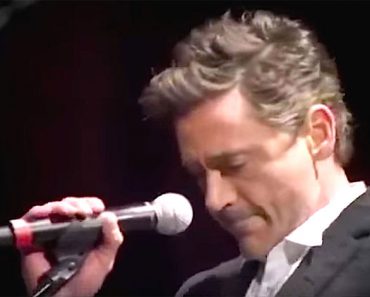 Robert Downey Jr. está nervioso cantando con Sting. Cuando comienza a cantar nos quedamos asombrados 1